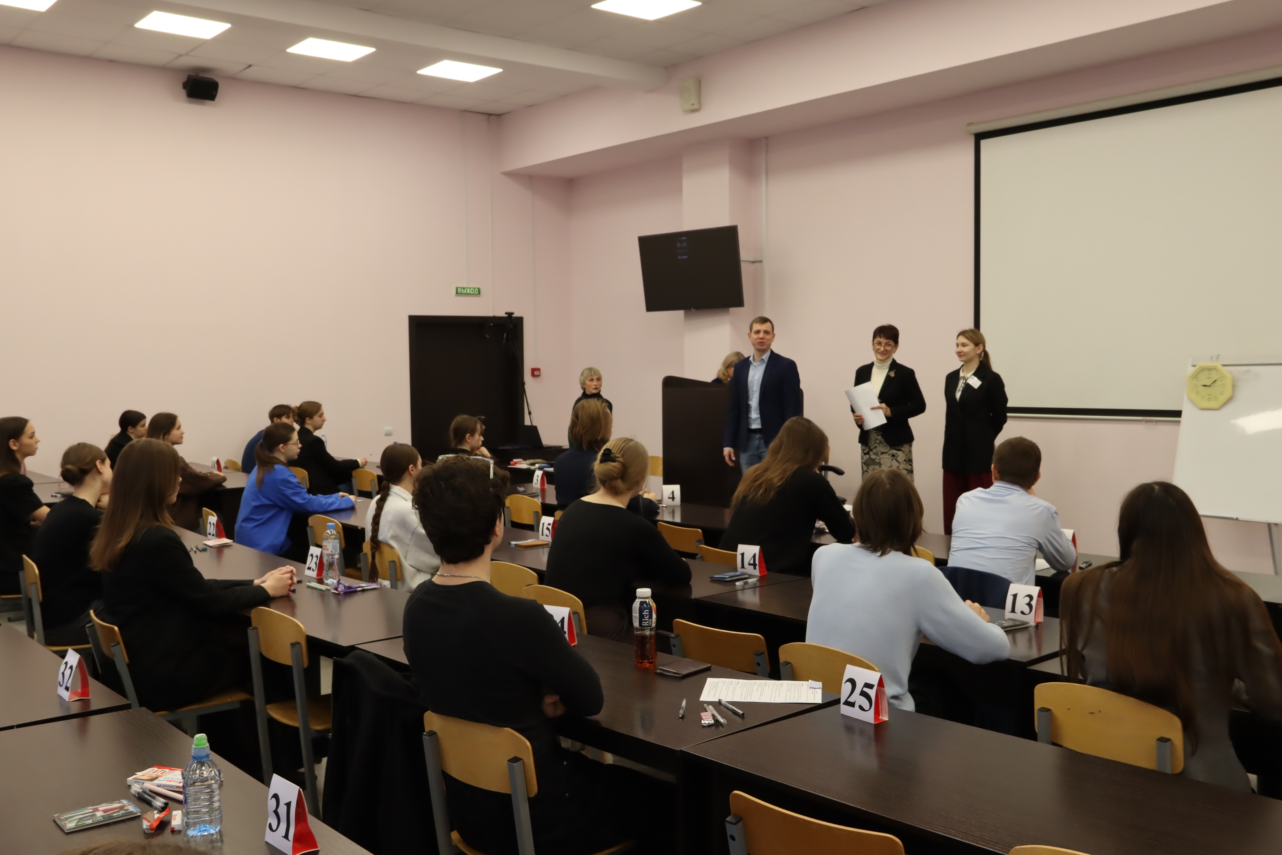 В КГУ сегодня стартовал региональный этап ВсОШ по обществознанию.
